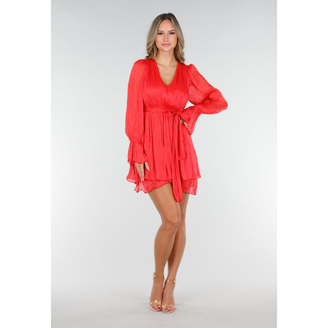 Rotes Kleid mit langen Ärmeln, Schleifengürtel und Falten