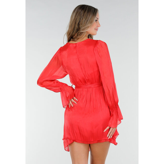Rotes Kleid mit langen Ärmeln, Schleifengürtel und Falten