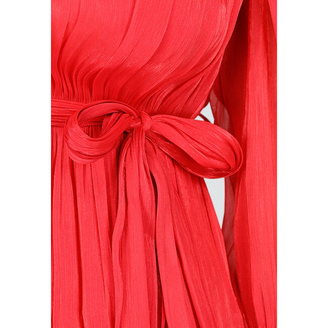 Rotes Kleid mit langen Ärmeln, Schleifengürtel und Falten