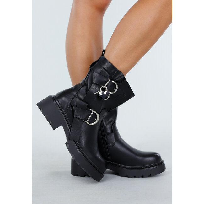 Schwarze Bikerstiefel mit Schnallen, klobiger Sohle und Herzdetail