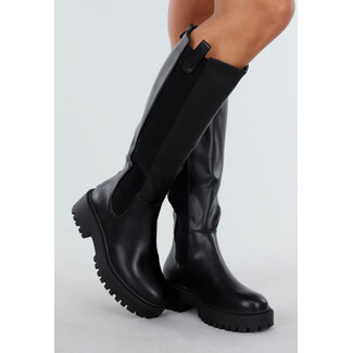 Schwarze hohe Stiefel mit klobiger Sohle