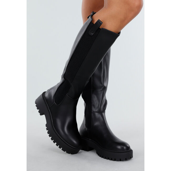 Schwarze hohe Stiefel mit klobiger Sohle und elastischem Detail