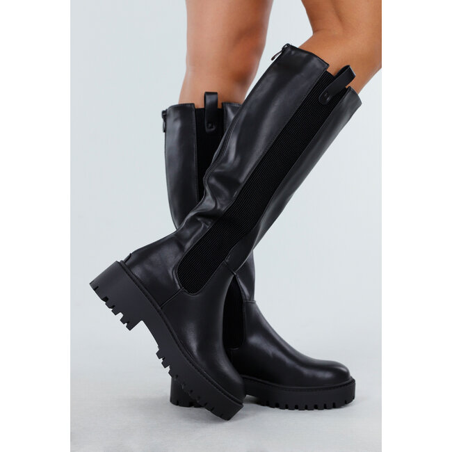 Schwarze hohe Stiefel mit klobiger Sohle und elastischem Detail