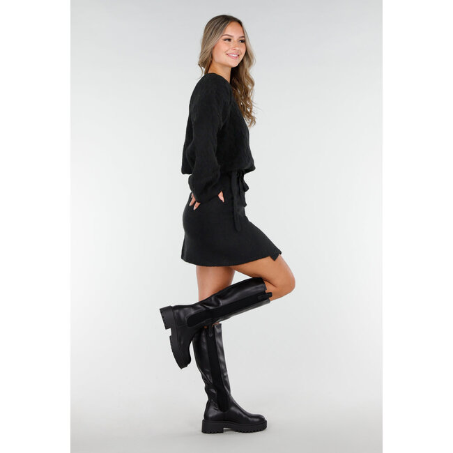 Schwarze hohe Stiefel mit klobiger Sohle und elastischem Detail