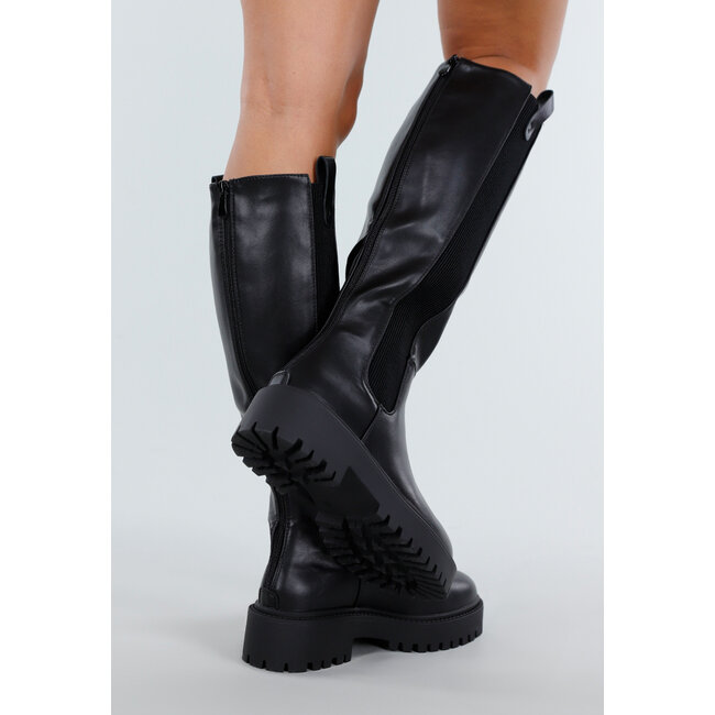 Schwarze hohe Stiefel mit klobiger Sohle und elastischem Detail