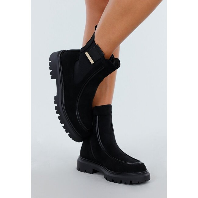 Schwarze Stiefeletten mit klobiger Sohle