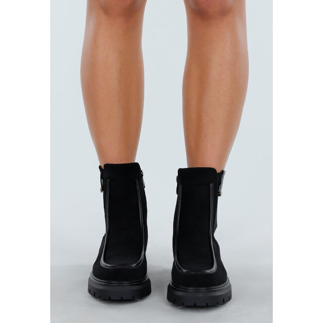 Schwarze Stiefeletten mit klobiger Sohle und Wildlederoptik