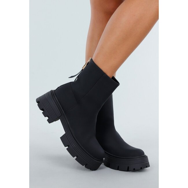 Schwarze Stiefeletten mit klobiger Sohle
