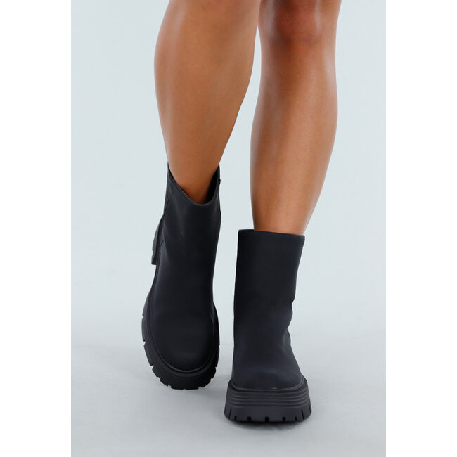 Schwarze Stiefeletten mit klobiger Sohle und Reißverschlussdetail