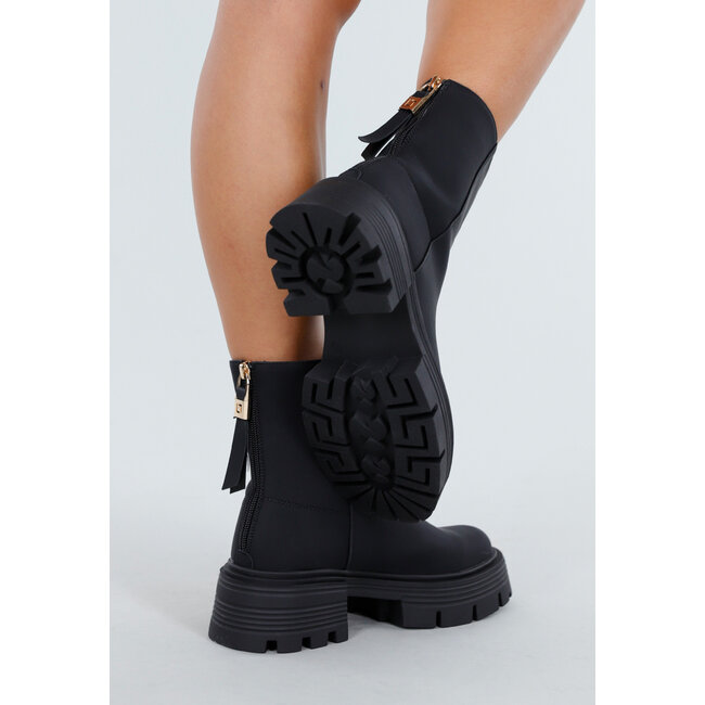 Schwarze Stiefeletten mit klobiger Sohle und Reißverschlussdetail