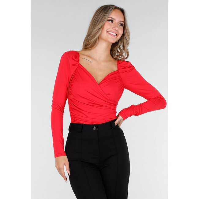 Rotes Stretch-Top mit Revers und Falten