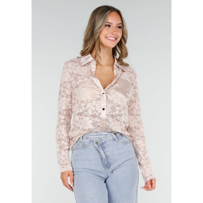 Hellrosa Spitzenbluse mit Satin-Kragen und goldfarbenen Knöpfen