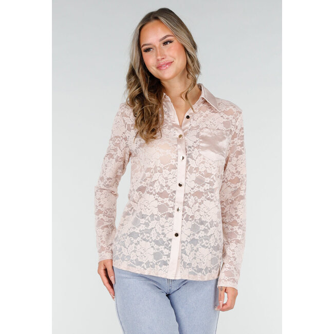 Hellrosa Spitzenbluse mit Satin-Kragen und goldfarbenen Knöpfen