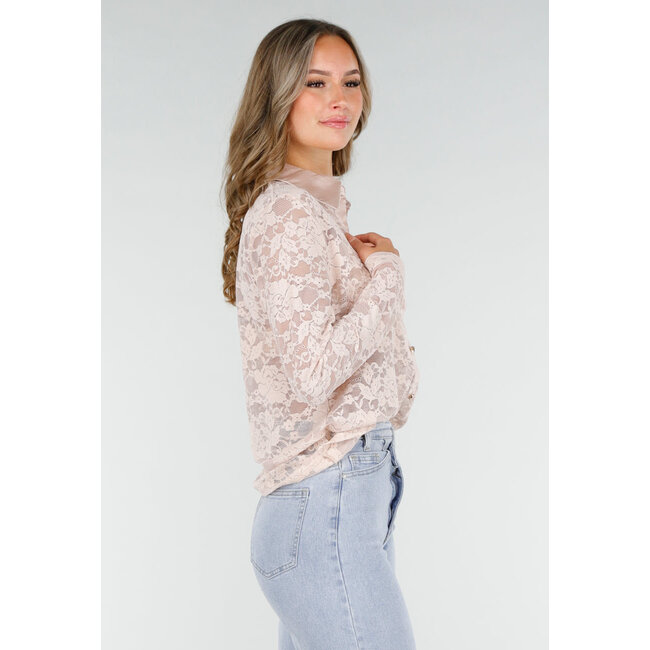 Hellrosa Spitzenbluse mit Satin-Kragen und goldfarbenen Knöpfen
