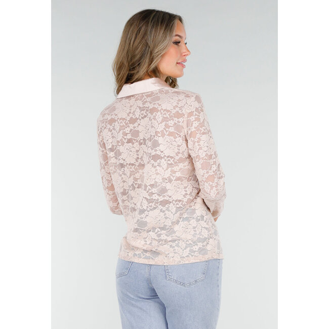 Hellrosa Spitzenbluse mit Satin-Kragen und goldfarbenen Knöpfen