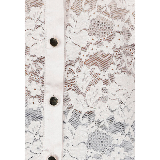 Hellrosa Spitzenbluse mit Satin-Kragen und goldfarbenen Knöpfen
