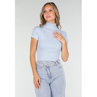 Hellblaues Oberteil mit Rollkragenpullover