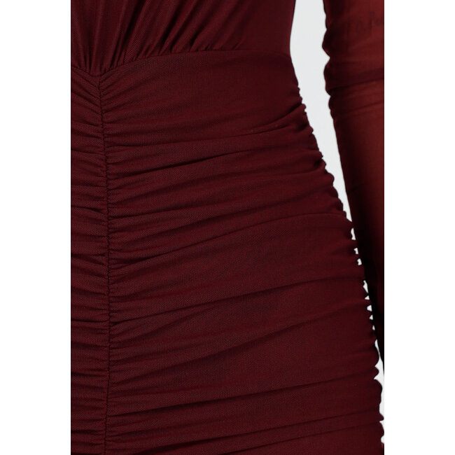 Bordeauxrotes Kleid mit langen Ärmeln, Rüschen und hohem Kragen