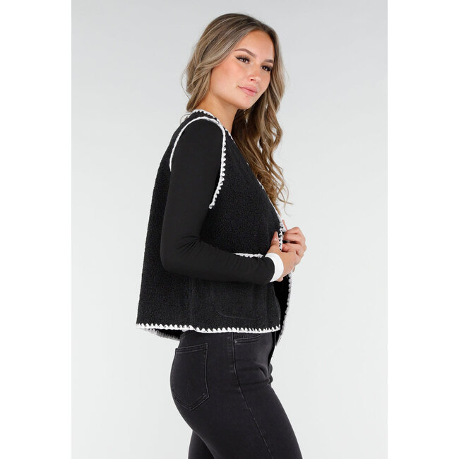 Schwarzes Teddy-Gilet mit weißen Rändern und Knopfverschluss