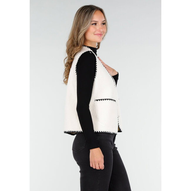 Weißes Teddy-Gilet mit schwarzen Rändern und Knopfverschluss
