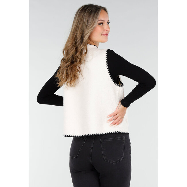 Weißes Teddy-Gilet mit schwarzen Rändern und Knopfverschluss