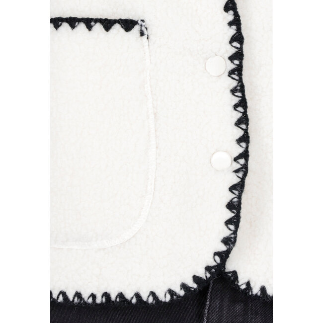 Weißes Teddy-Gilet mit schwarzen Rändern und Knopfverschluss