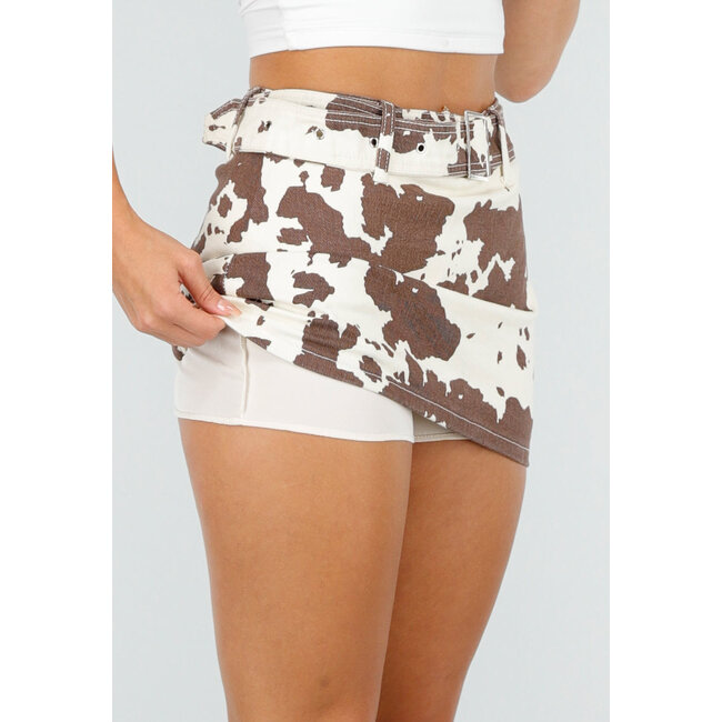 Weiß-brauner Kuhdruck-Skort mit Gürtel und taillierter Passform