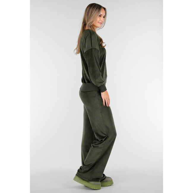 Grünes Velours-Zweiteiler-Set mit langen Ärmeln und weiten Hosen