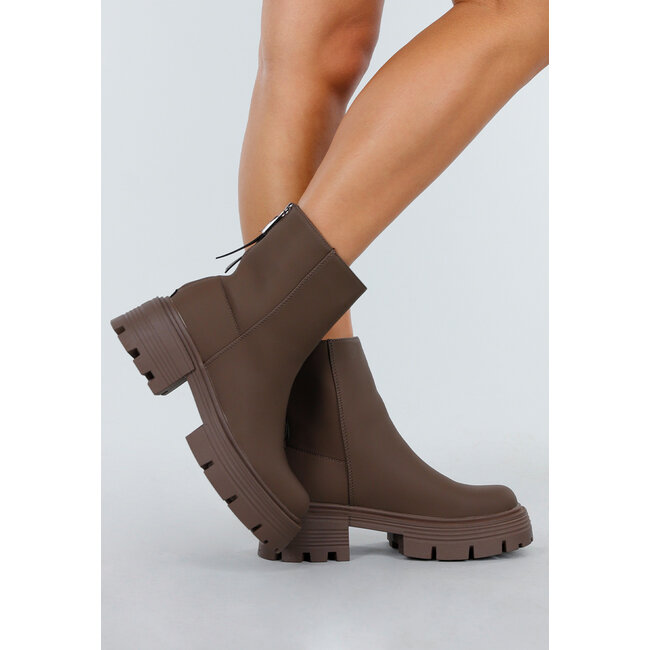 Braune Stiefeletten mit grober Sohle und Reißverschluss