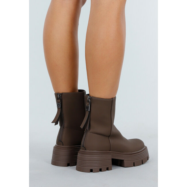 Braune Stiefeletten mit grober Sohle und Reißverschluss