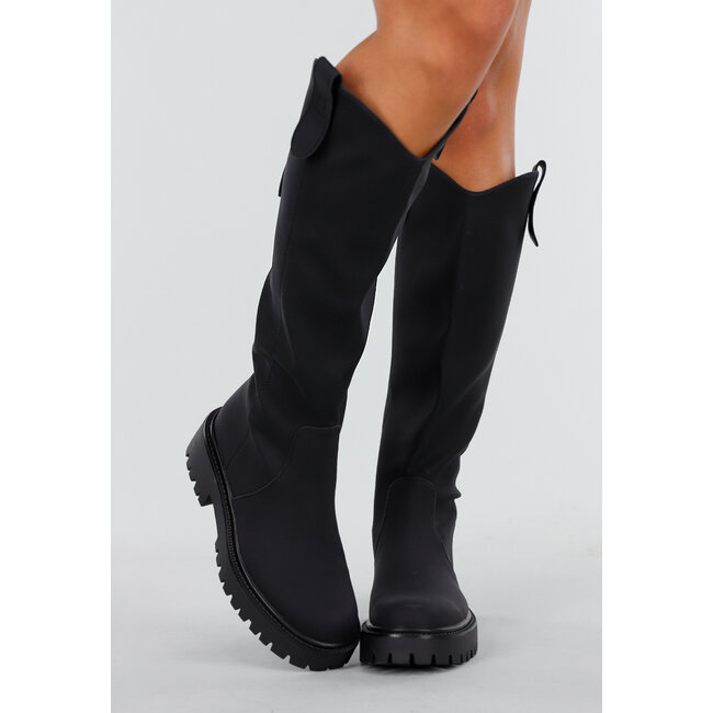 Schwarze Stiefel mit grober Sohle