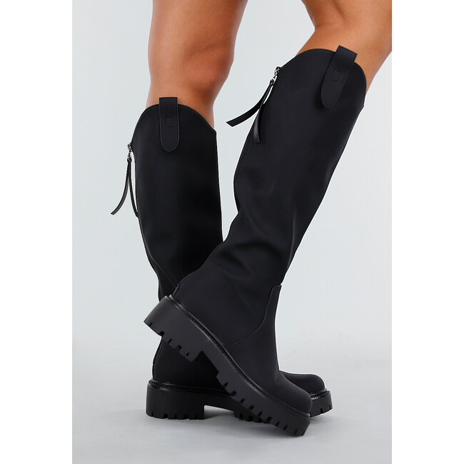Schwarze kniehohe Stiefel mit grober Sohle und Reißverschluss