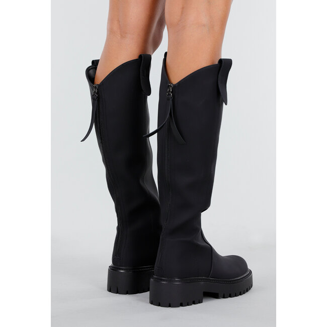 Schwarze kniehohe Stiefel mit grober Sohle und Reißverschluss