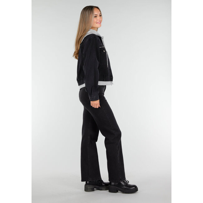 Schwarze Denimjacke mit grauer Kapuze und Reißverschlusstaschen