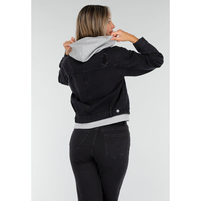 Schwarze Denimjacke mit grauer Kapuze und Reißverschlusstaschen