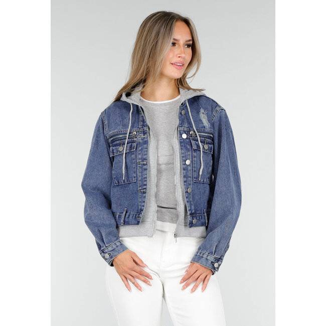 Blaue Denimjacke mit grauer Kapuze und Reißverschlusstaschen