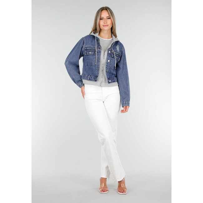 Blaue Denimjacke mit grauer Kapuze und Reißverschlusstaschen