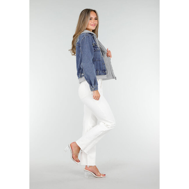 Blaue Denimjacke mit grauer Kapuze und Reißverschlusstaschen
