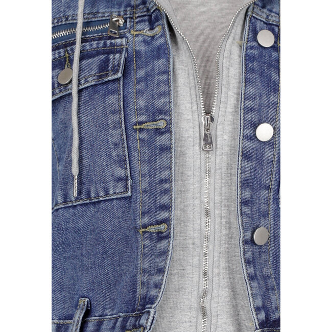 Blaue Denimjacke mit grauer Kapuze und Reißverschlusstaschen