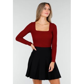 Bordeauxfarbenes Top mit quadratischem Ausschnitt