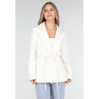 Weißer Blazer mit Gürtel