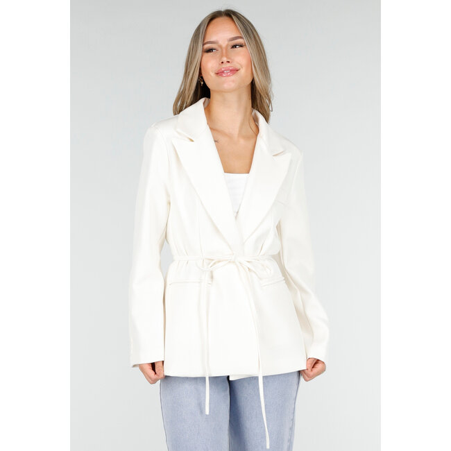 Weißer Blazer mit Gürtel
