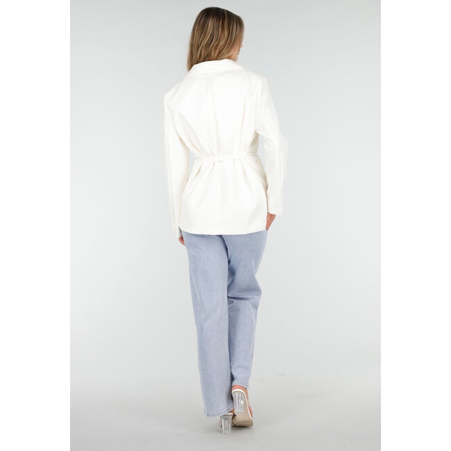 Weißer Blazer mit Gürtel