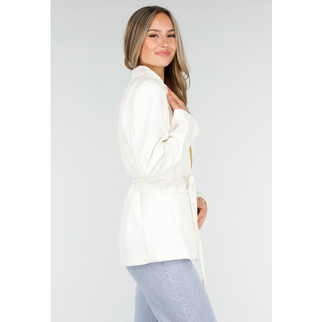 Weißer Blazer mit Gürtel