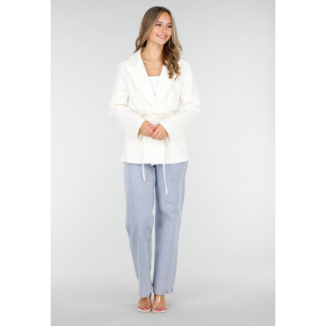 Weißer Blazer mit Gürtel
