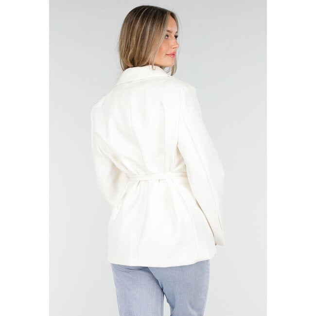 Weißer Blazer mit Gürtel