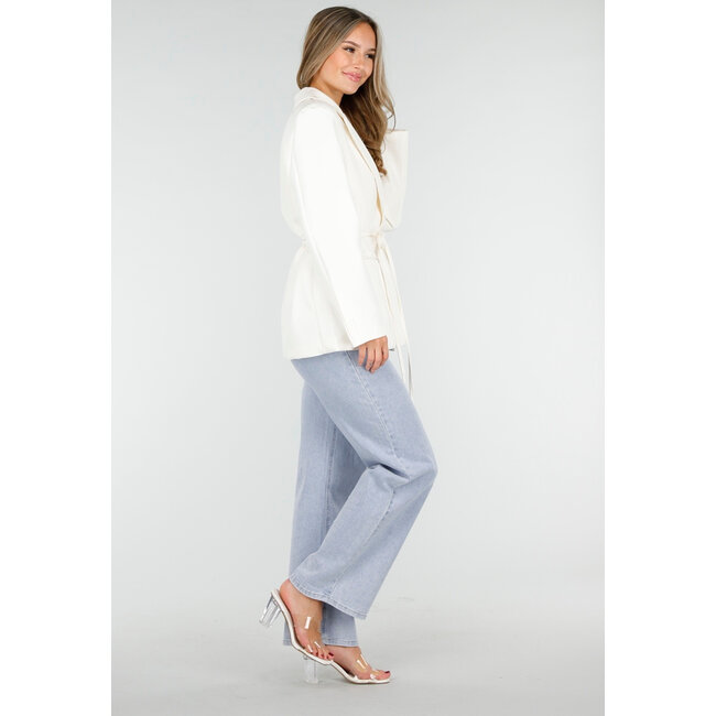 Weißer Blazer mit Gürtel