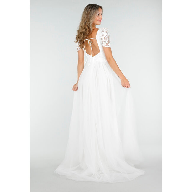 Weißes Brautkleid mit Spitzenblumen und Tüllrock
