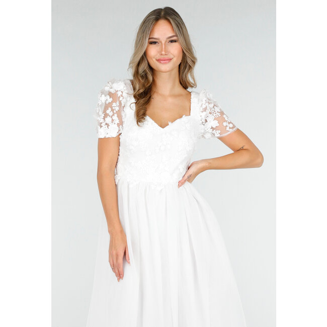 Weißes Brautkleid mit Spitzenblumen und Tüllrock