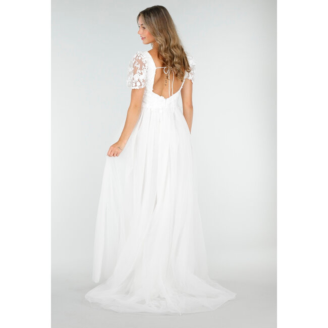 Weißes Brautkleid mit Spitzenblumen und Tüllrock